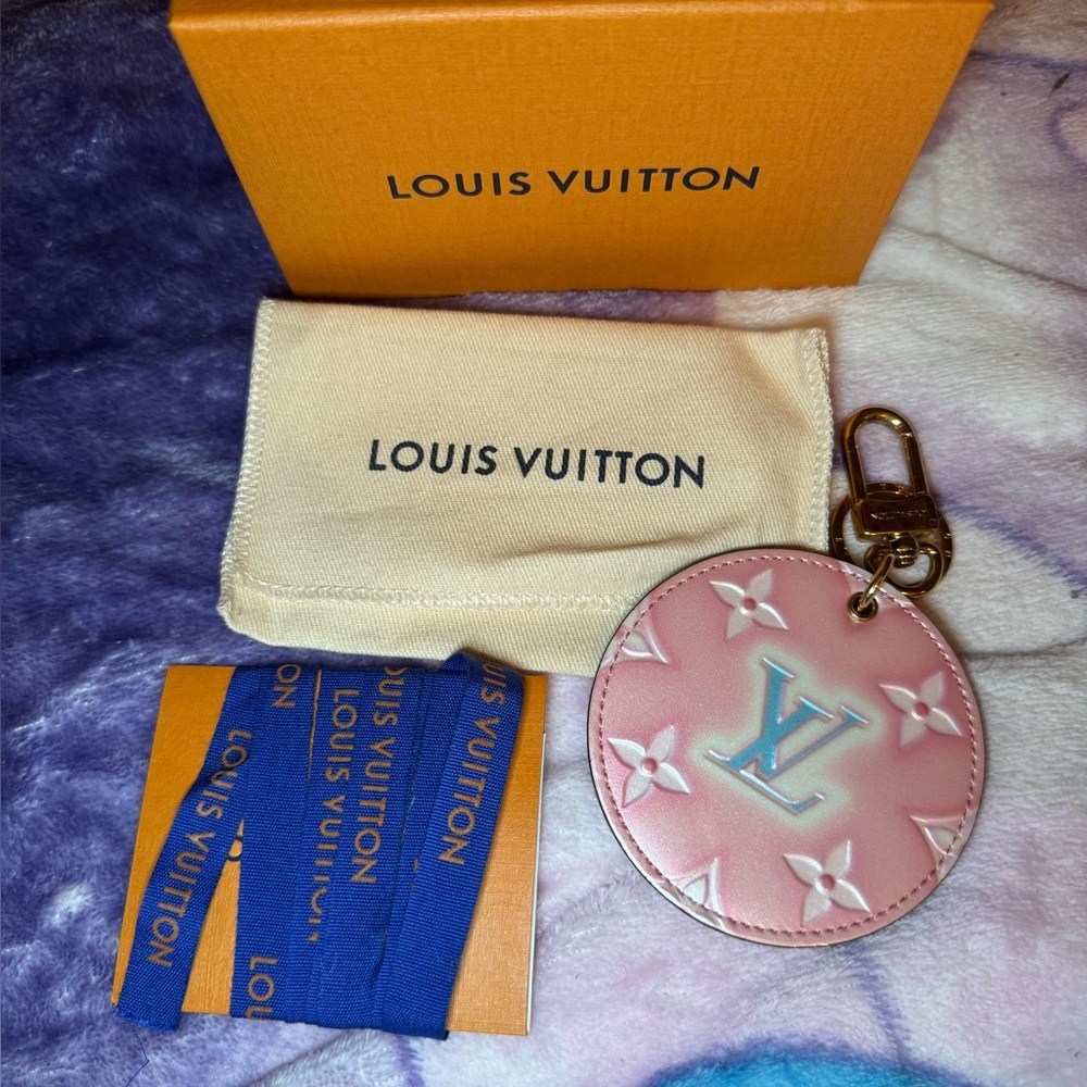 Louis Vuitton illustre Valentine’s Day keychain bag charm